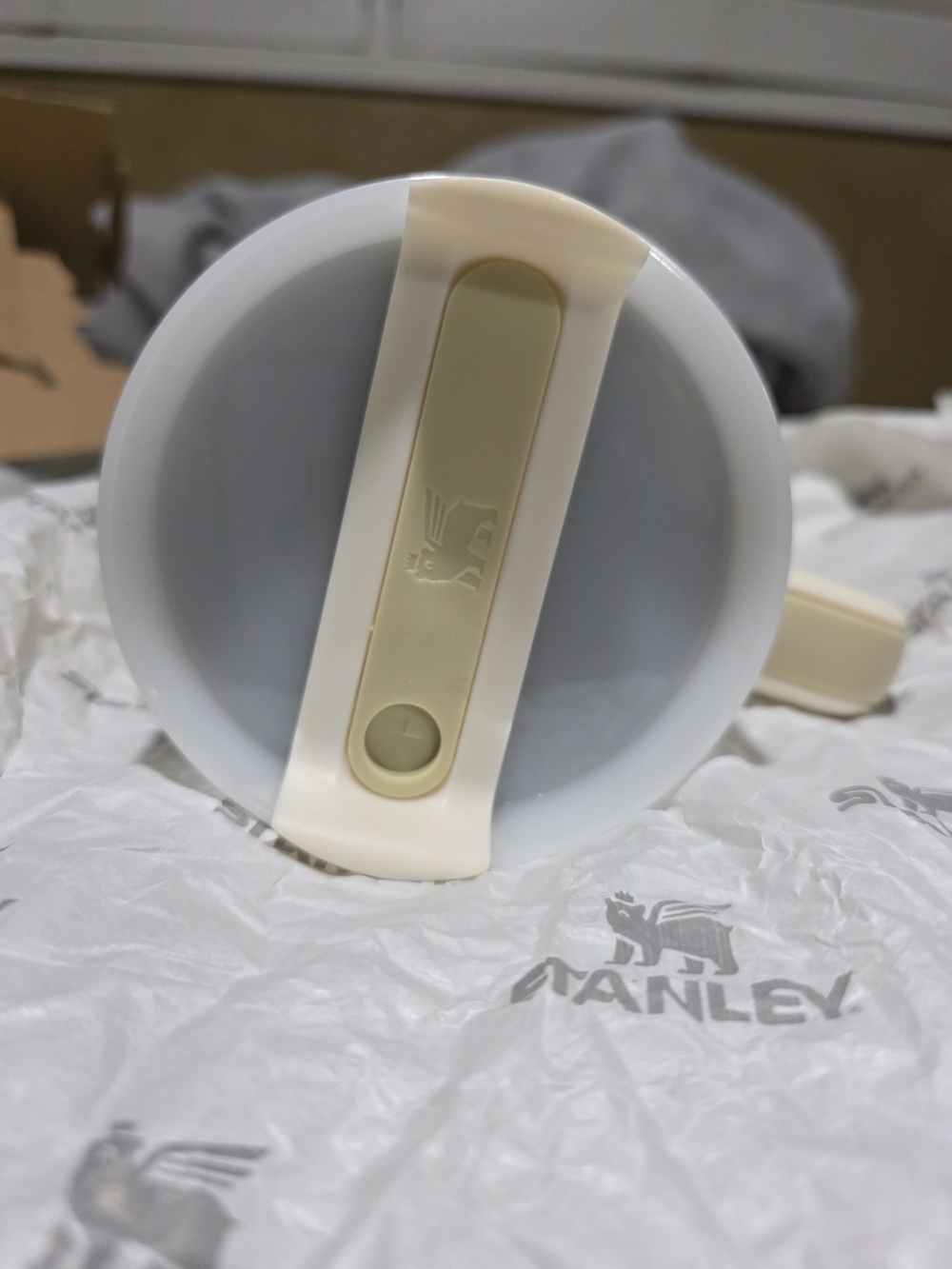 NEW STANLEY 40oz Cream Travel Tumbler with Handle & Straw - Picture 3 of 6